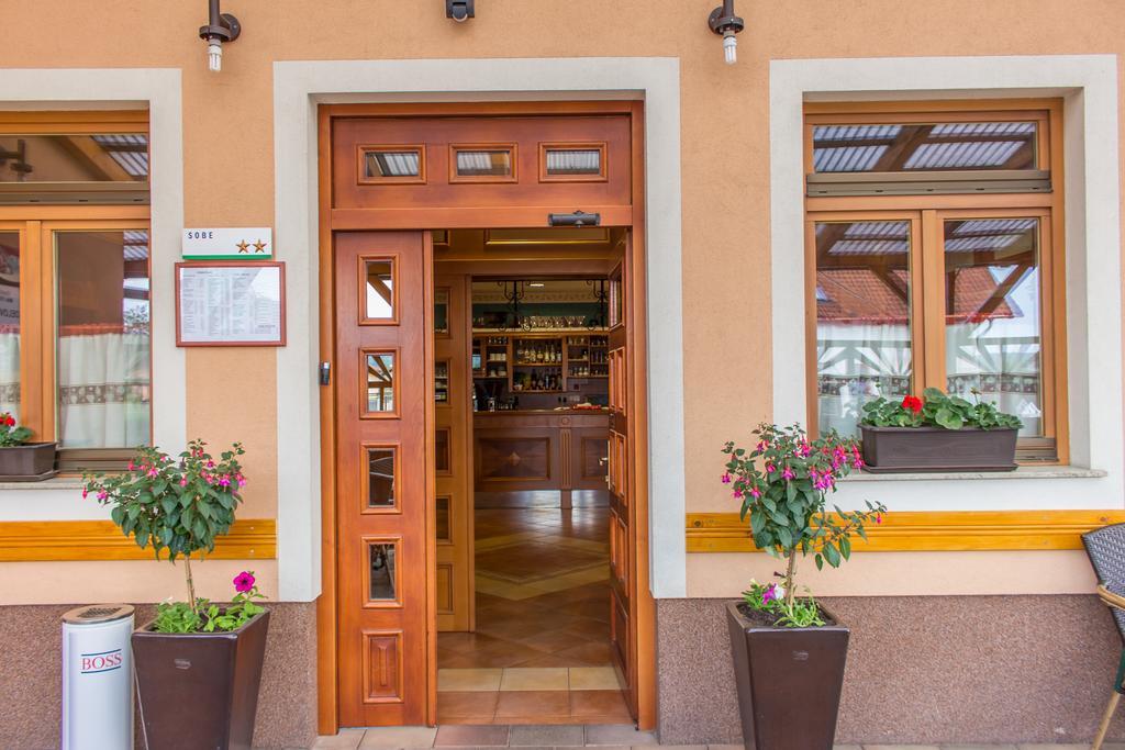 Guesthouse Beno Starše エクステリア 写真